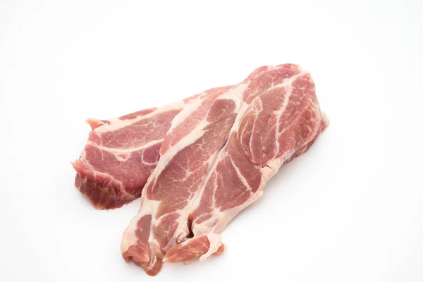 Resh rå fläsk hals kött vitlök peppar och rosmarin isolerad på w — Stockfoto