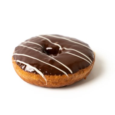 Beyaz üzerine izole edilmiş çikolatalı çörek.