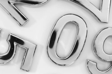 Matematik için masada gümüş dağınık sayılar