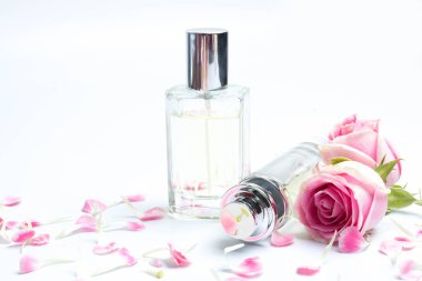 Parfüm şişeleri ve beyaz arka plan üzerinde gül