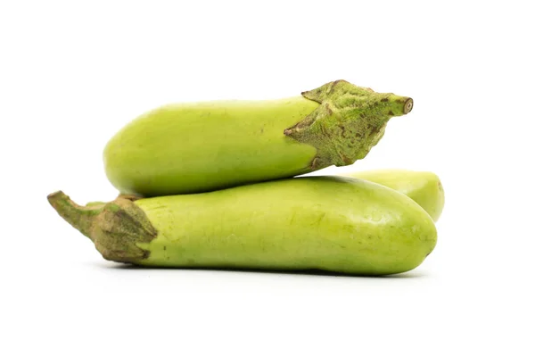 Groene aubergine geïsoleerd op wit — Stockfoto