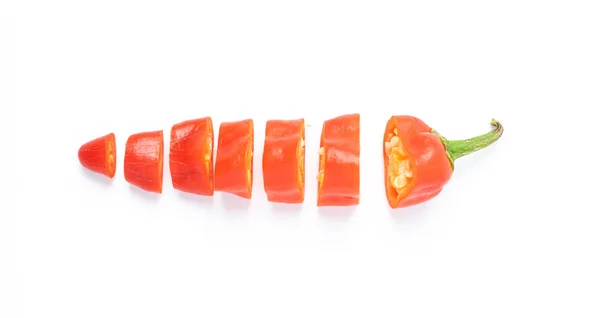 Tagliata a fette peperoncino rosso caldo isolato su bianco — Foto Stock