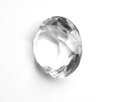 Beyaz arkaplanda elmas