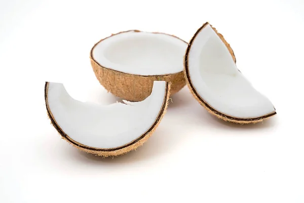 Noci di cocco isolate sul bianco — Foto Stock