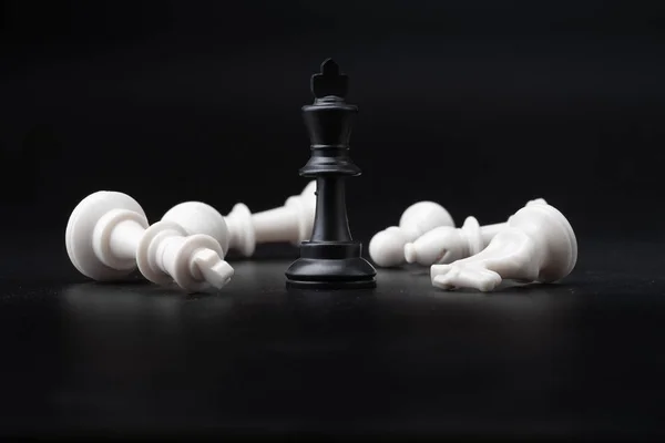 Schach isoliert auf Schwarz — Stockfoto