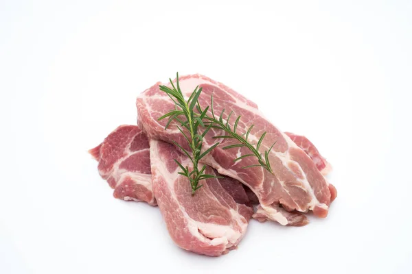 Resh carne de cerdo cruda pimiento y romero aislados en blanco —  Fotos de Stock