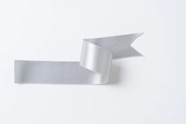Étiquettes de rubans de bannières argentées sur blanc — Photo