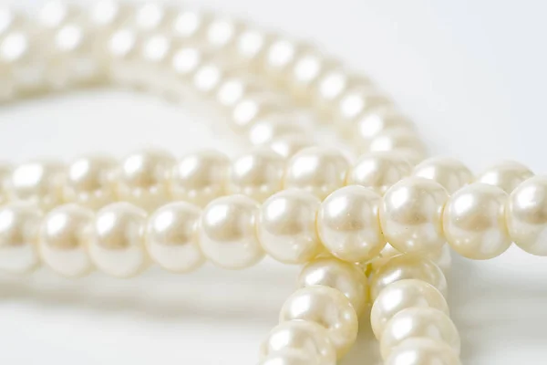 Collier de perles isolé sur blanc — Photo