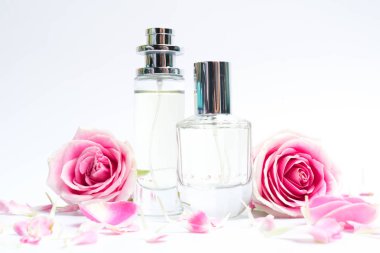 Pembe arka planda parfüm şişeleri