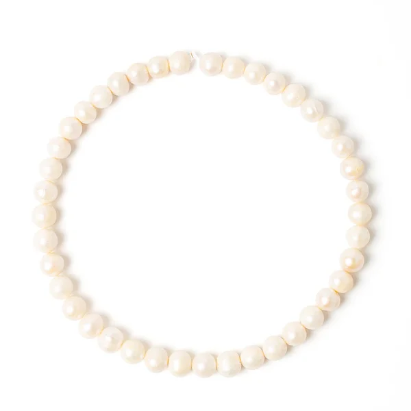 Collar de perlas aislado en blanco — Foto de Stock