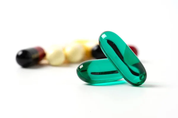 Comprimidos variados isolado multicolorido — Fotografia de Stock