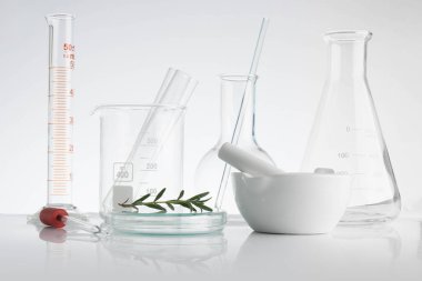 Laboratuar ve araştırma ile alternatif ot ilacı