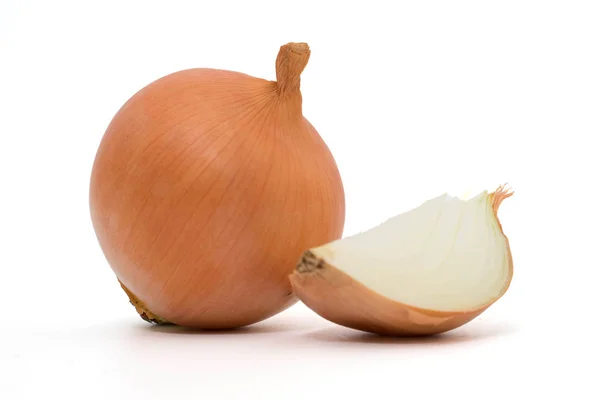 Świeżej cebuli na białym tle — Zdjęcie stockowe