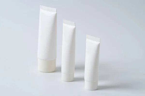 Tubos cosméticos brillantes realistas blancos — Foto de Stock