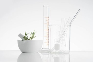 Laboratuar ve araştırma ile alternatif ot ilacı