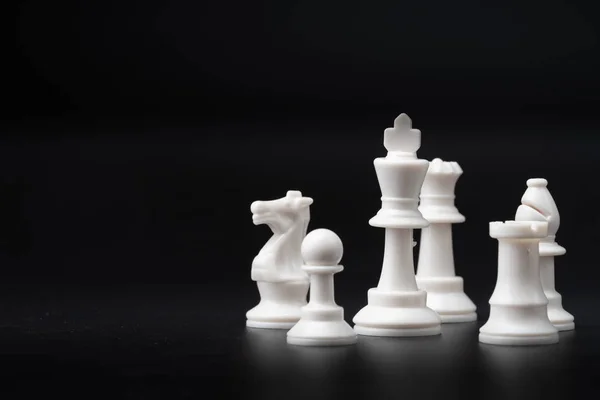 Шахи ізольовані на чорному — стокове фото