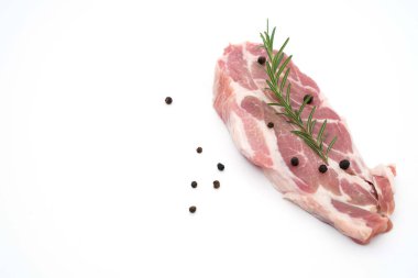 resh çiğ domuz boyun et biber ve biberiye beyaz izole