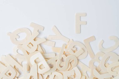 Beyaz abc İngilizce ahşap harfler