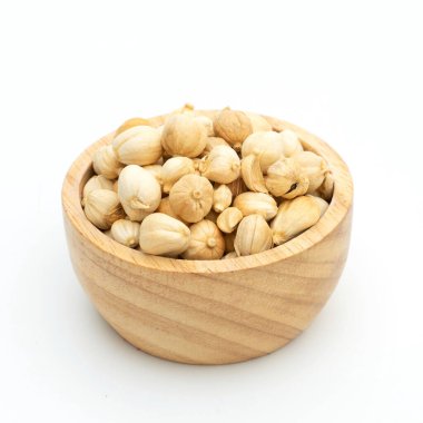 Kurutulmuş baharatlar, baharatlar, kakule, ahşap kâse, beyaz.