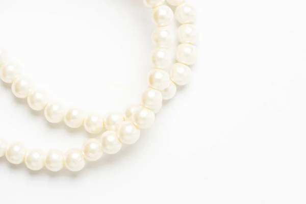 Perlenkette Isoliert Auf Weißem Schwarzgrund — Stockfoto