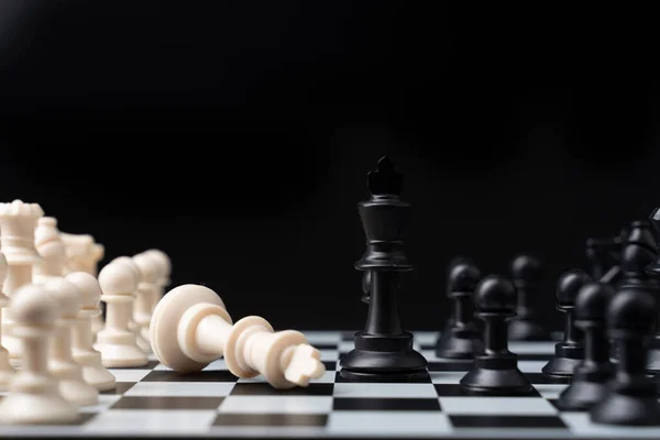 チェス盤の背景にある勝者のチェス — ストック写真