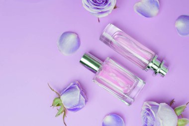 Pembe arka planda güzel parfüm şişeleri