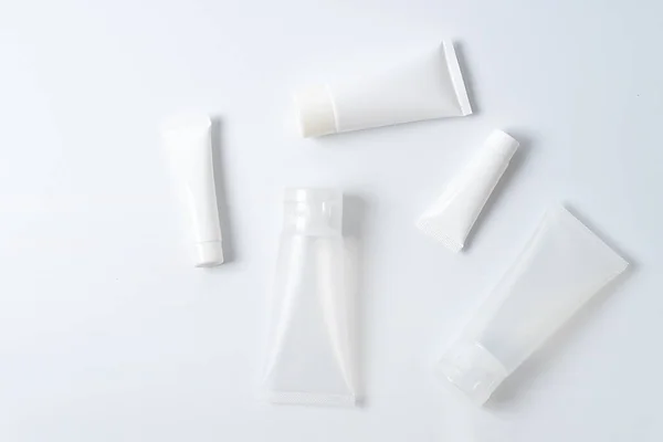 Beyaz Üzerine Beyaz Gerçekçi Kozmetik Tüpleri Stok Fotoğraf