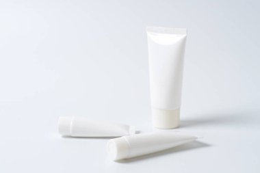 Beyaz üzerine beyaz gerçekçi kozmetik tüpleri