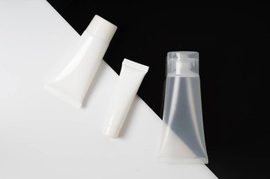 Beyaz gerçekçi kozmetik tüpleri arkada ve beyaz