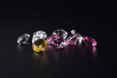 Siyah arka planda lüks elmaslar