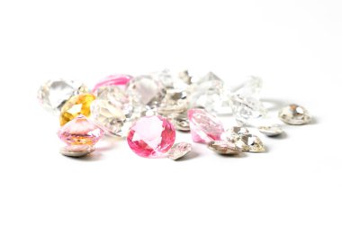 Beyaz arkaplanda izole edilmiş elmaslar