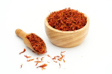 Beyaz arka planda safran baharat kasesi
