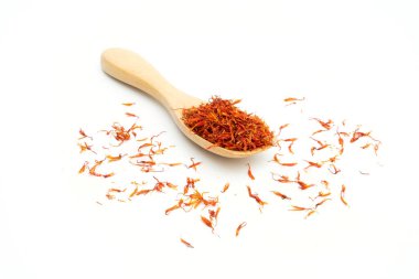 Beyaz arka planda safran baharat ahşap kaşık