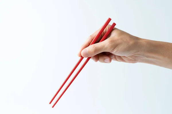 Χέρι Κρατώντας Chopsticks Έτοιμο Τρώνε Λευκό Φόντο — Φωτογραφία Αρχείου