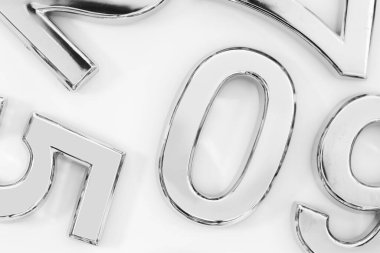 Matematik konsepti için masaya dağılmış gümüş sayılar