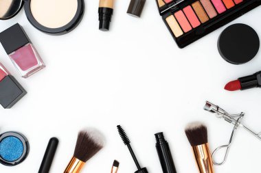 Dekoratif kozmetiği beyaz arkaplanda metin alanı ile ayarla