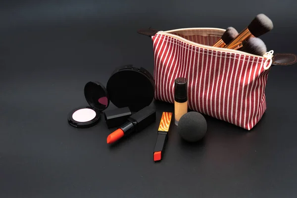 Zak Set Decoratieve Cosmetica Zwarte Achtergrond — Stockfoto