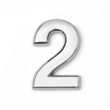 Beyaz arkaplanda krom 3D numara 2