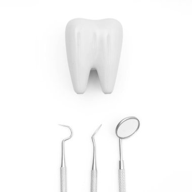 Beyaz arka planda diş bakımı seti modeli