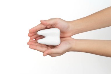 konsept bakım dişleri beyaz arka plandaki el çocukları