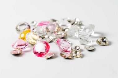 Beyaz arkaplanda izole edilmiş elmaslar