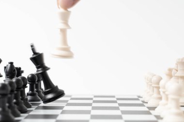 El işadamı satranç tahtasında satranç oynuyor.