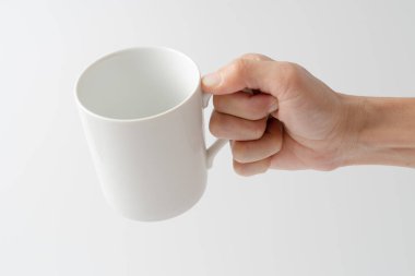 Beyaz arka planda el ele tutuşmalar.