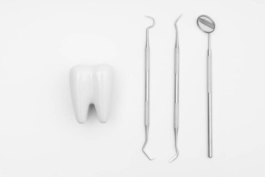 Beyaz arka planda diş bakımı seti modeli