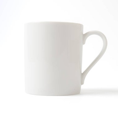 Beyaz arkaplanda izole edilmiş beyaz seramik bardak