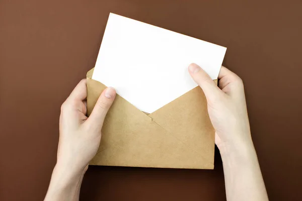 Enveloppe et lettre blanche vide maquette dans les mains féminines vue du dessus avec espace de copie. Communication, information, courrier, concept de courrier. Web, modèle de bannière de médias sociaux. Photo de stock. — Photo