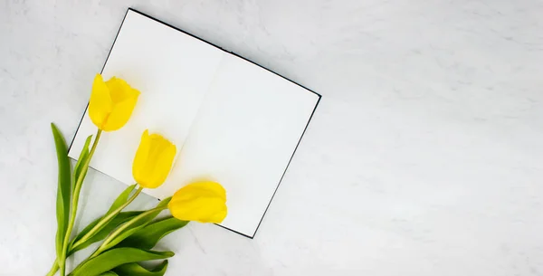 Bouquet von gelben Tulpen flach lag auf Marmor Hintergrund Draufsicht mit Kopierraum. Frühlingsblumen. 8. März, Ostersonntag. — Stockfoto