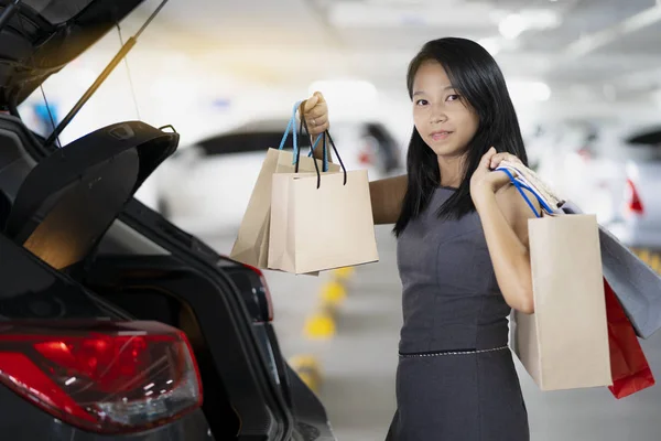 Asiatiske Kvinder Holder Shopping Poser Bagsiden Bilen Parkeringspladsen Indkøbscenter - Stock-foto
