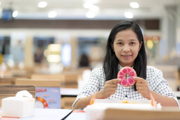 Azjatyckie Kobiety Jeść Pączki Sklepie Szczęśliwie — Zdjęcie stockowe