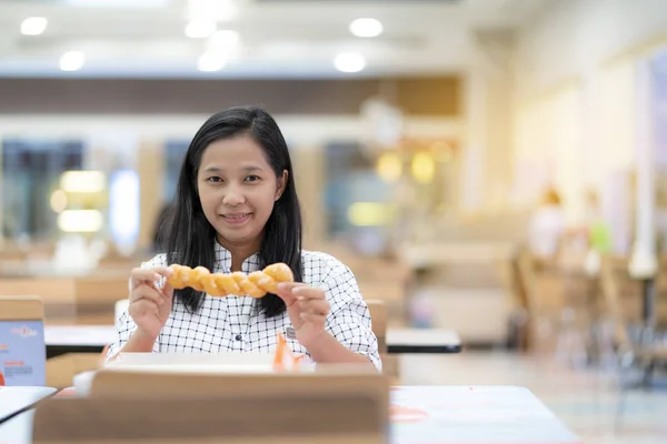 Asiatiske Kvinder Spiser Donuts Butikken Lykkeligt - Stock-foto